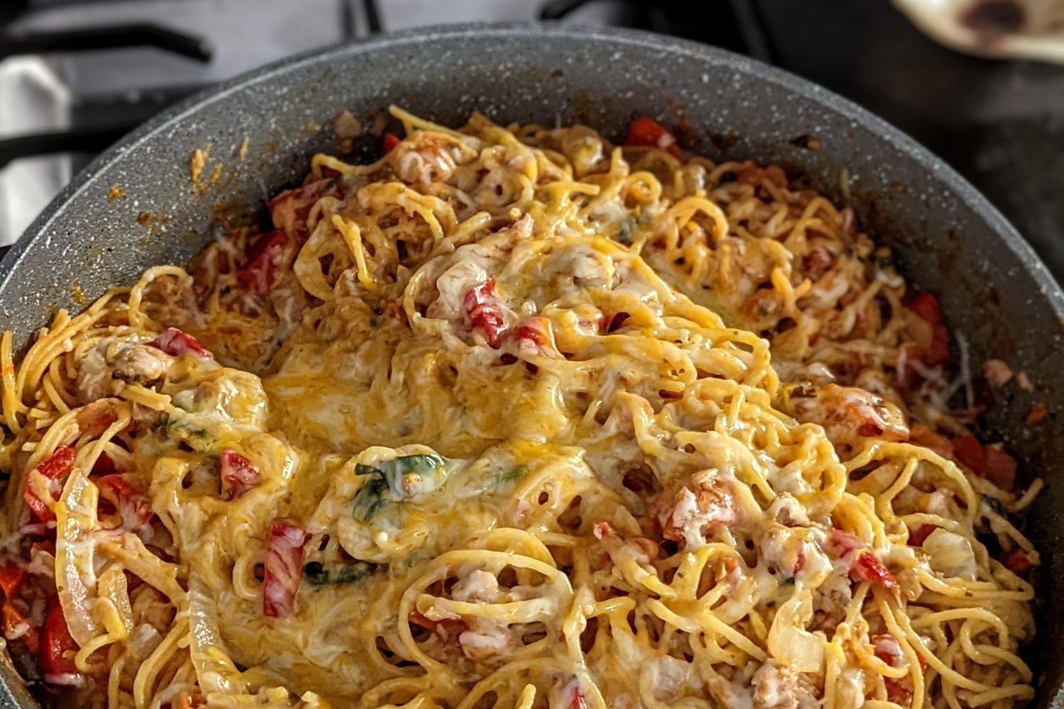 Spaghetti con salsa de verduras y queso