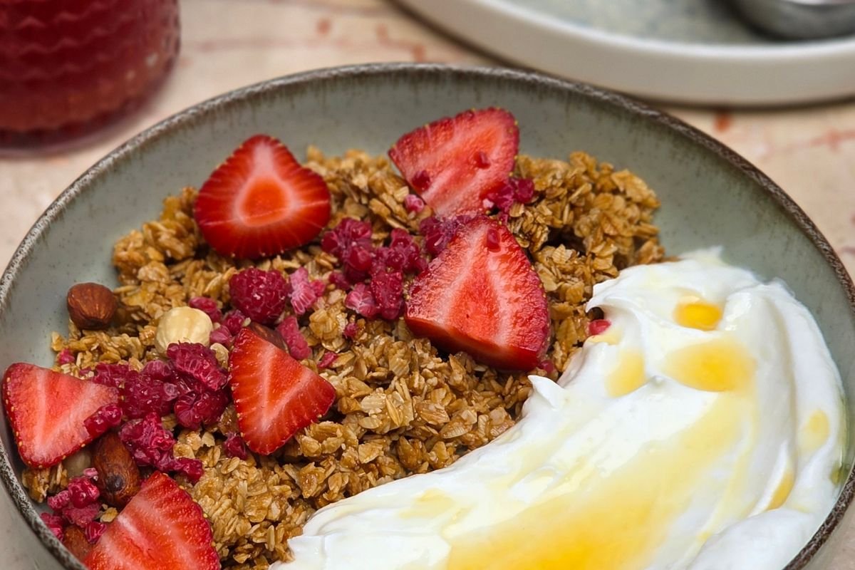 Yogur con granola casera y frutillas