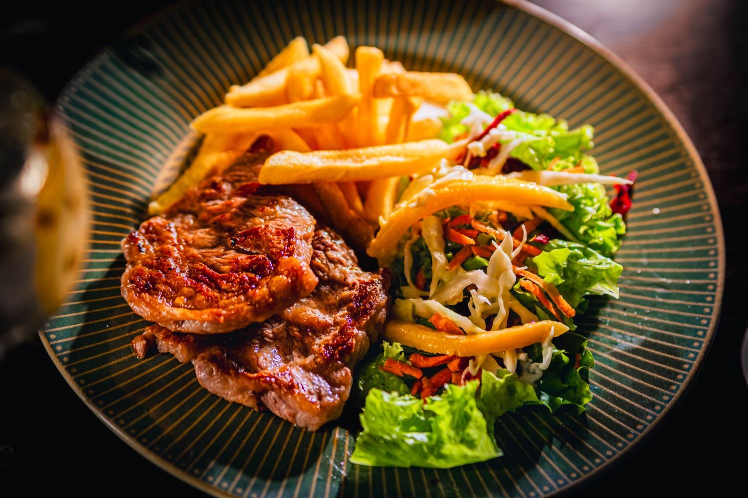 Bife de carne a la plancha con ensalada