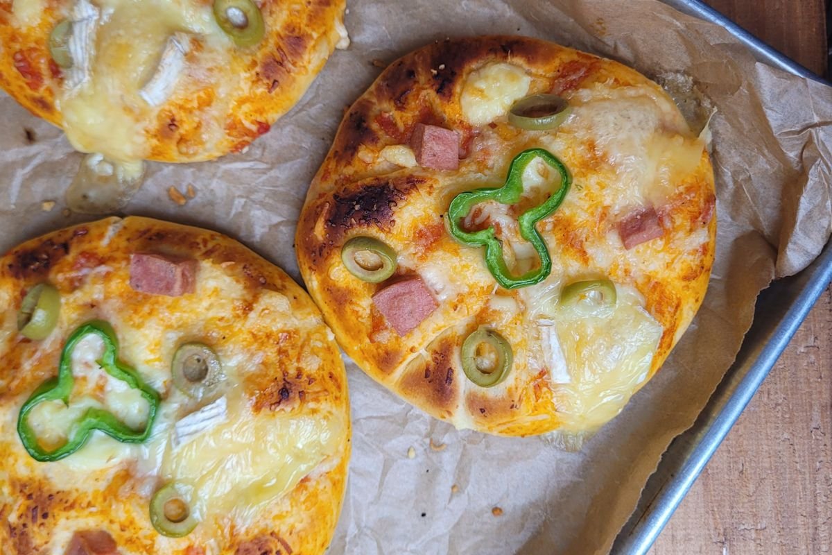 Pizza casera de jamón y morrón
