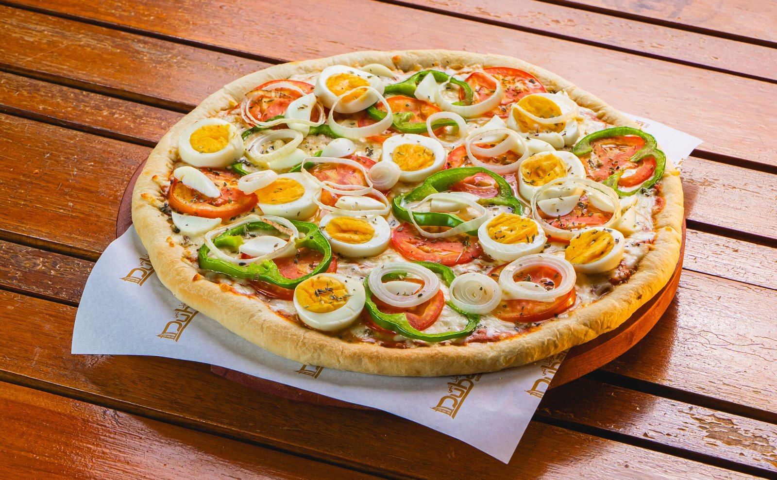Pizza casera de verdura con muzzarella y tomate