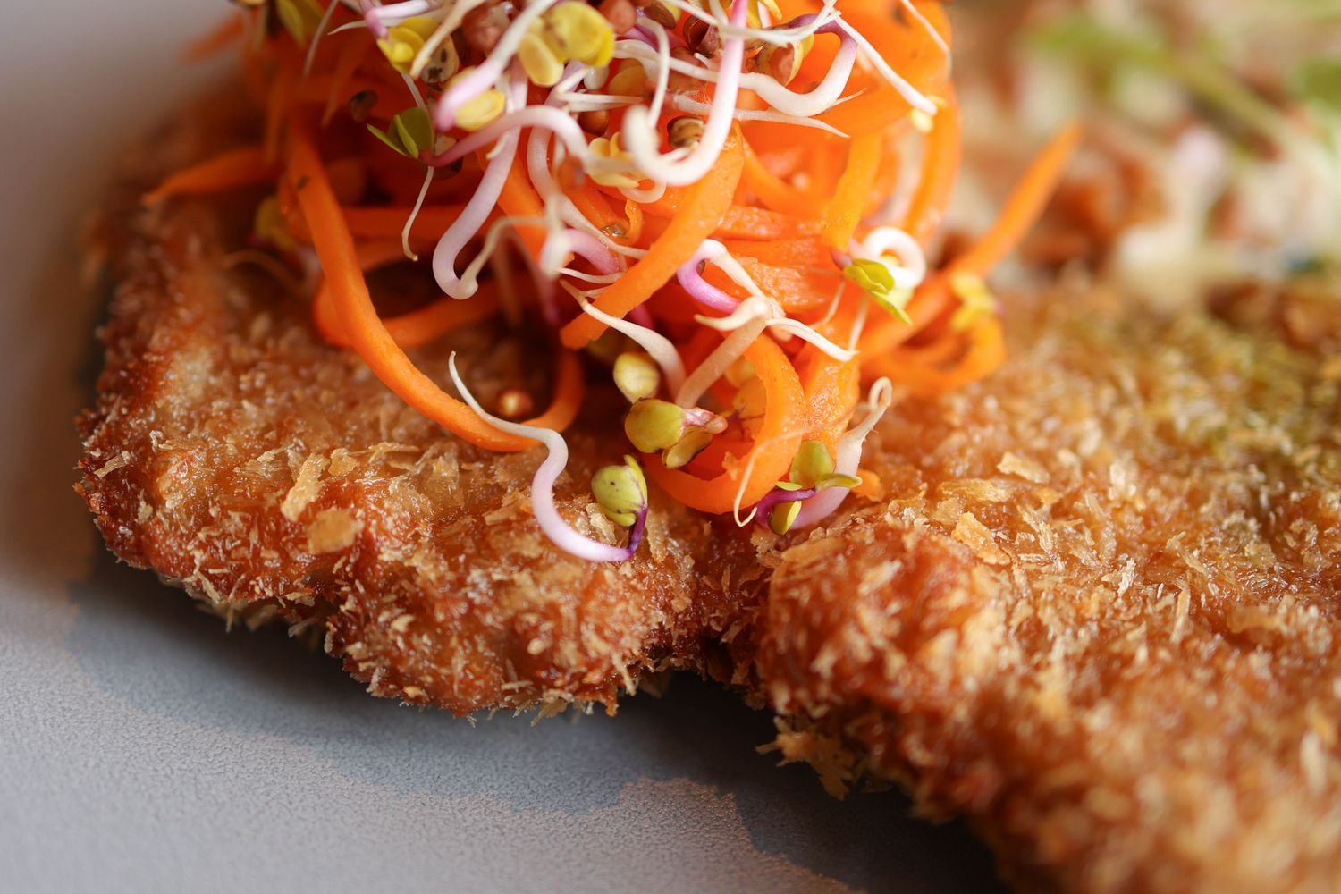 Milanesas de pollo a la plancha con ensalada