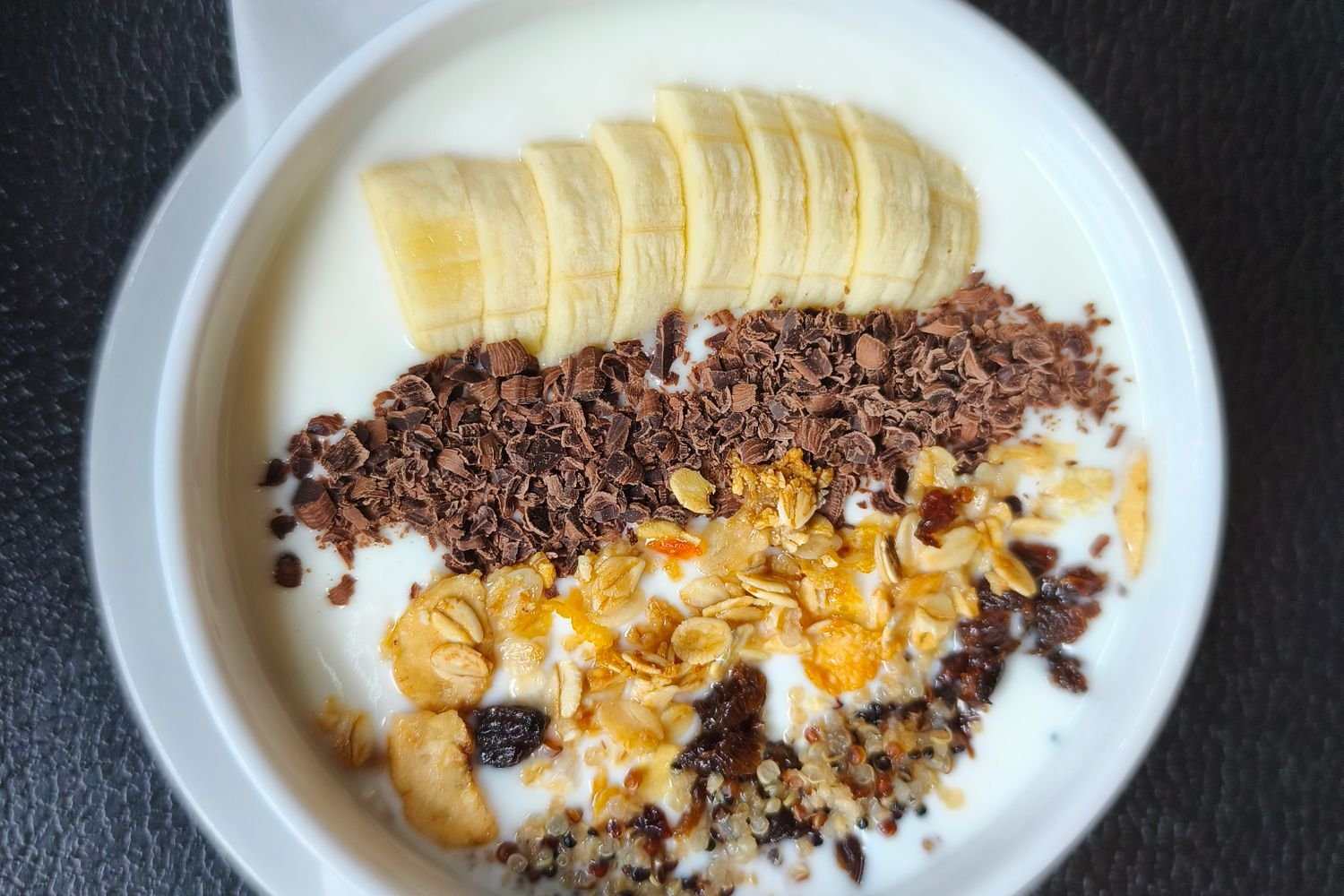 Bowl de yogur, banana y granola