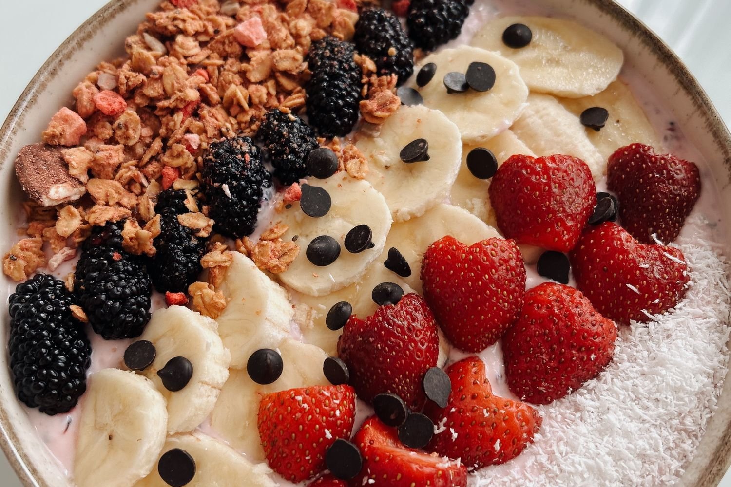 Smoothie bowl de banana y frutos rojos
