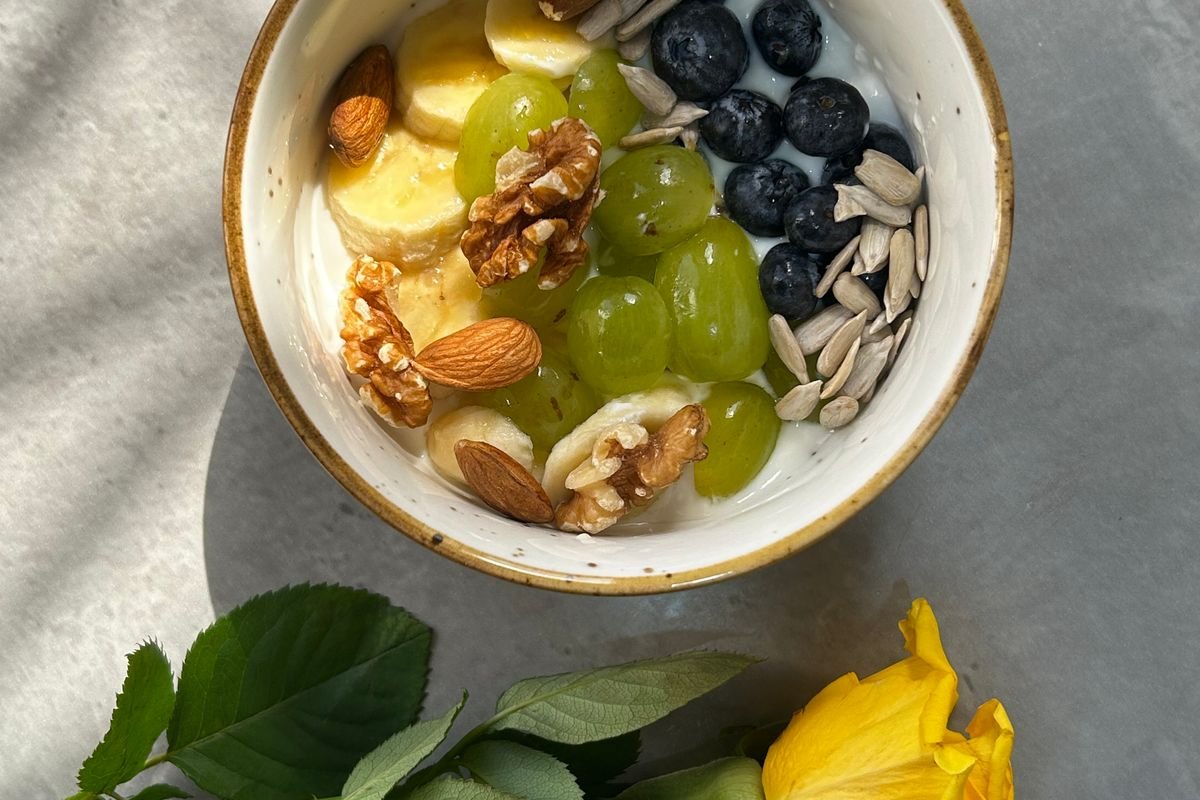 Yogur con frutas de estación y nueces