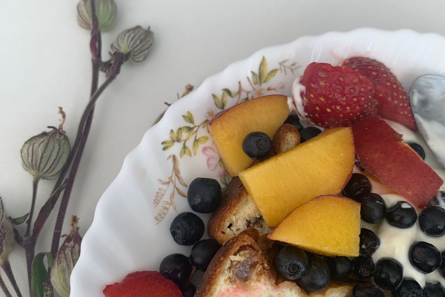 Yogur con duraznos y nueces