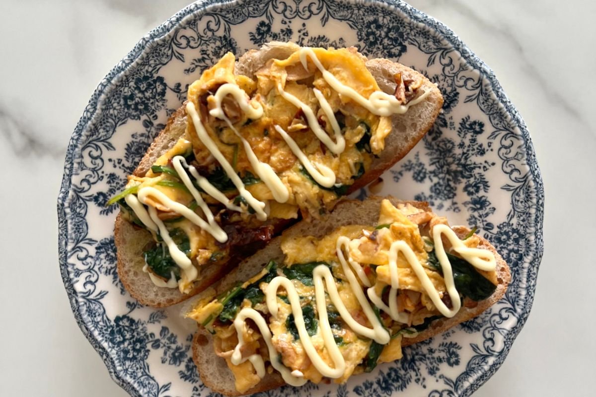 Huevos revueltos con espinaca y tomate