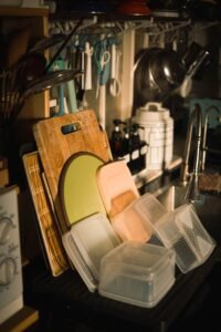Cocina organizada con tappers y tablas