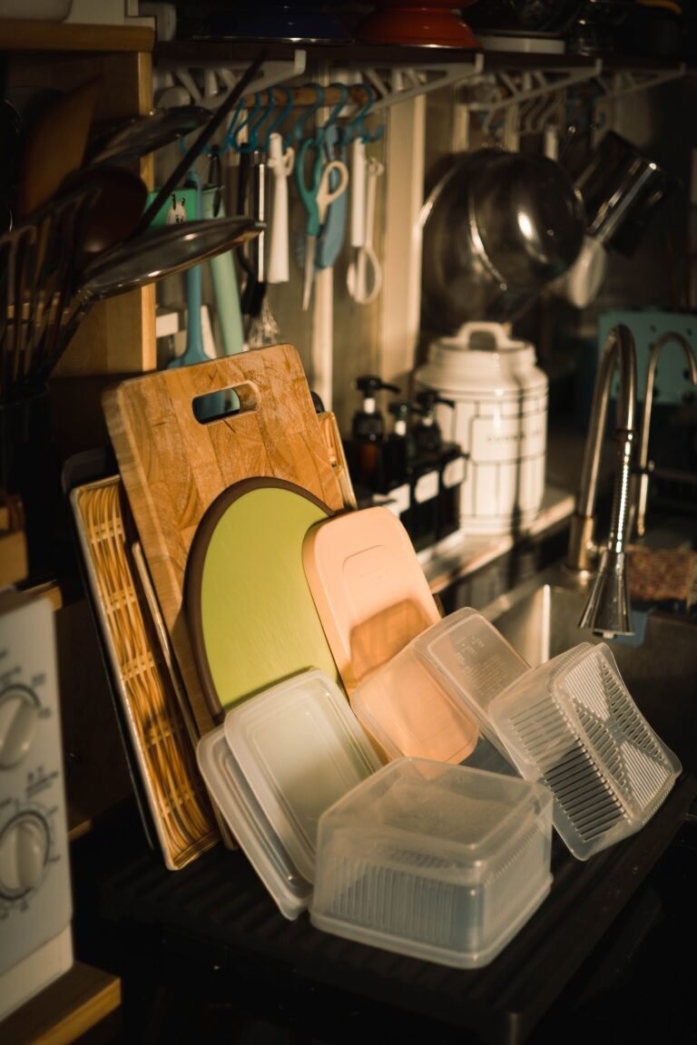 Cocina organizada con tappers y tablas