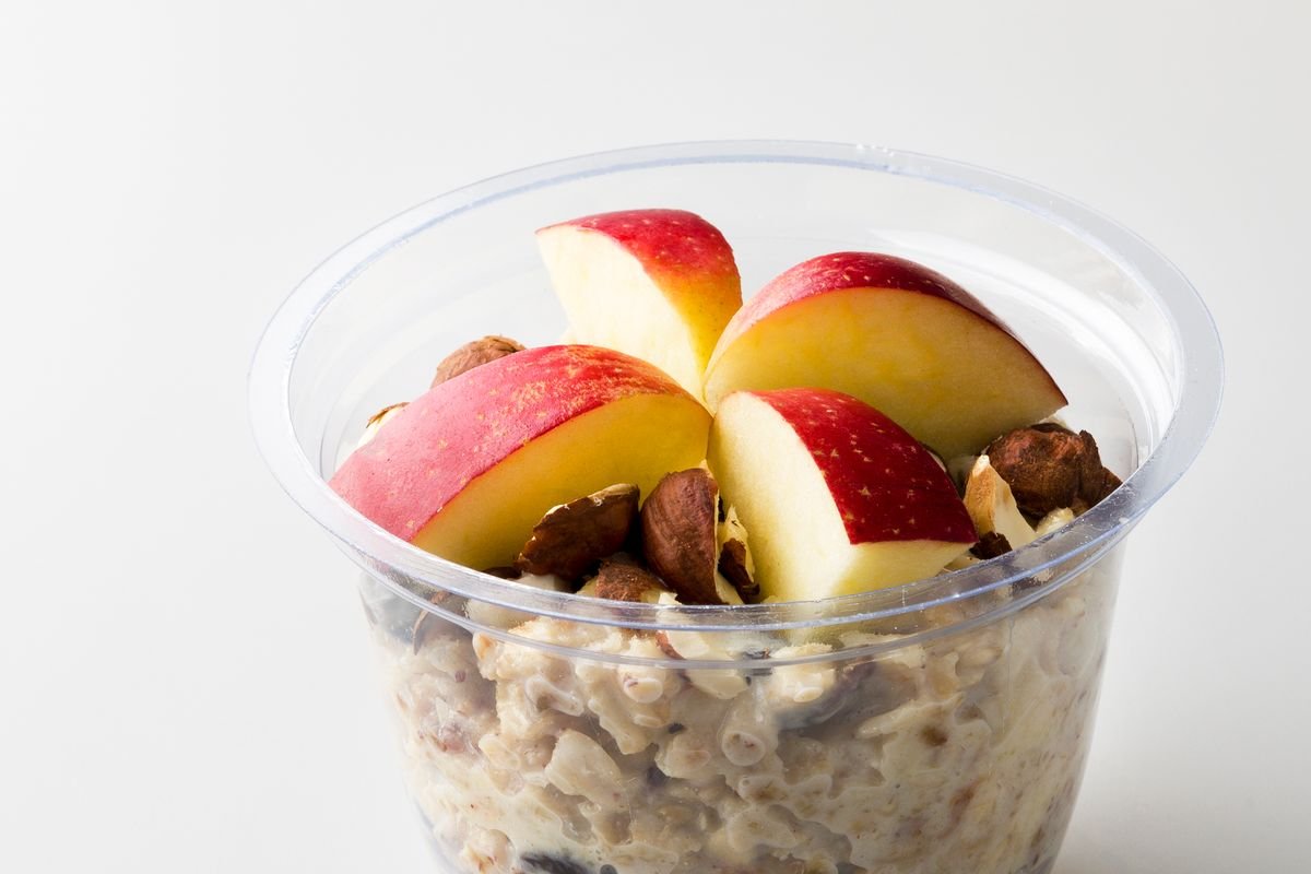 Bowl de avena fría con manzana y canela