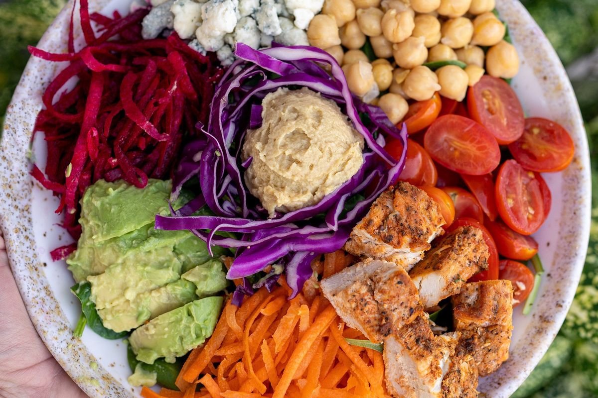 Pollo grillado con ensalada de garbanzos
