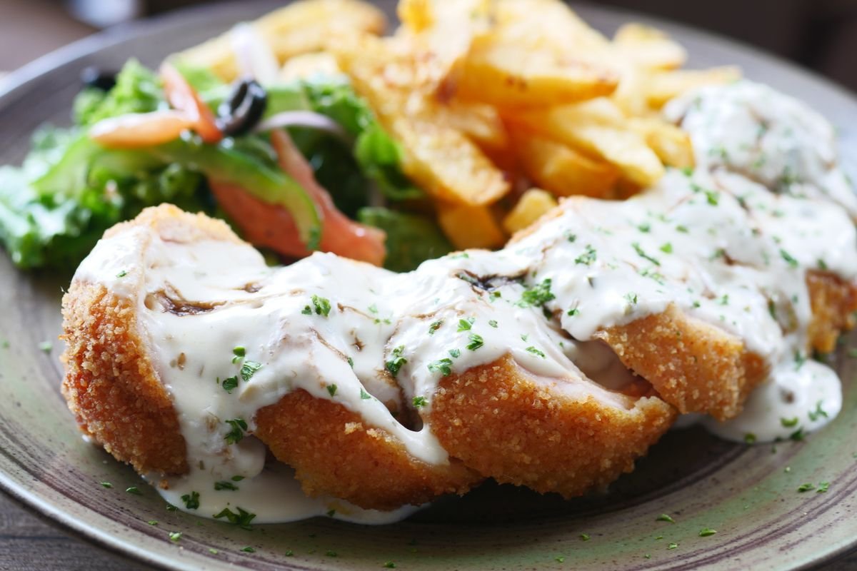 Suprema de pollo rellena con ensalada