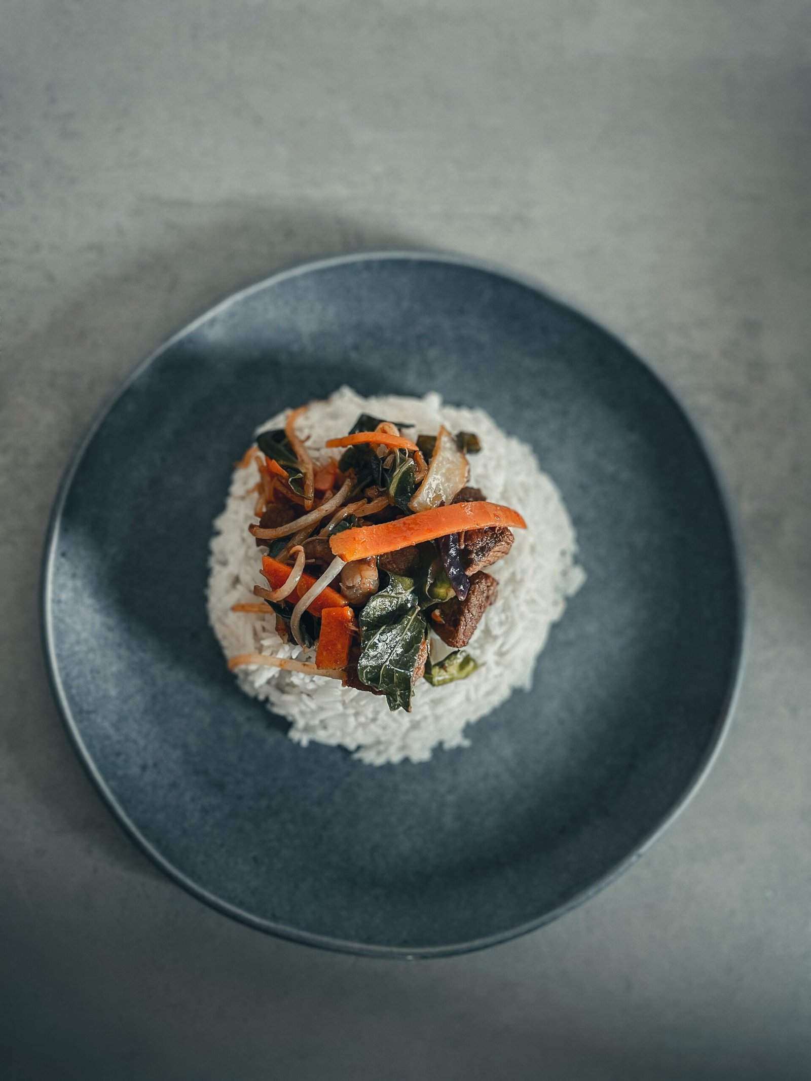 Salteado de carne con vegetales y arroz