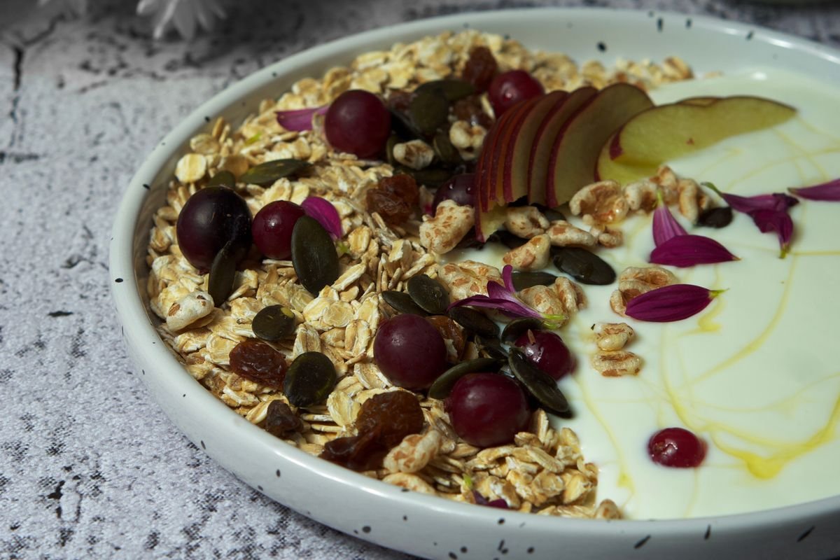 Yogur con cereales y duraznos
