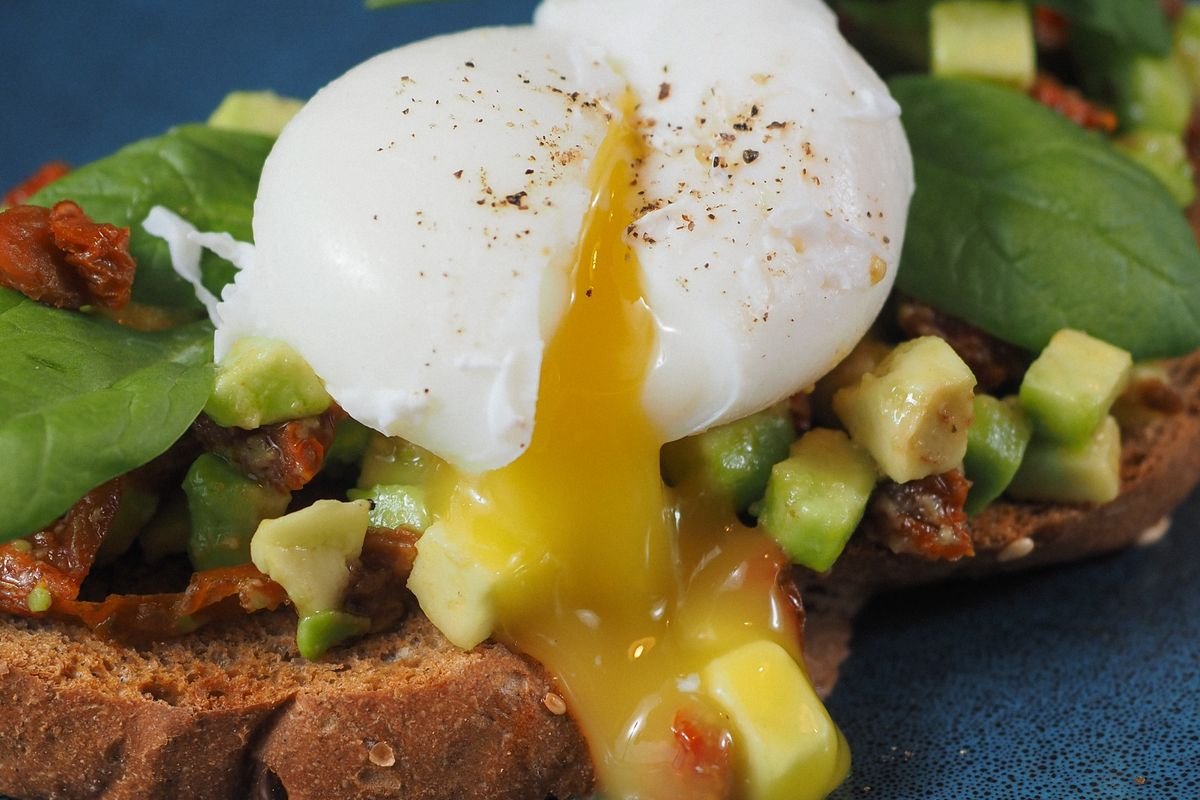 Pan casero con palta y huevo poché