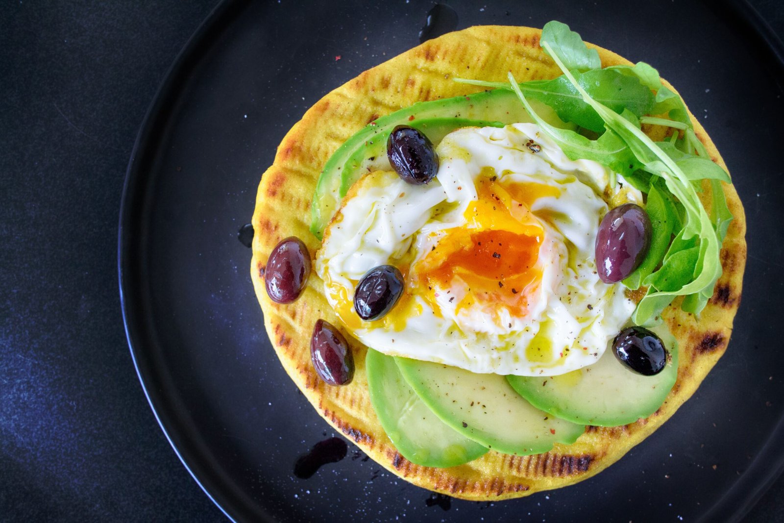 Pan arabe con palta, tomate y huevo duro