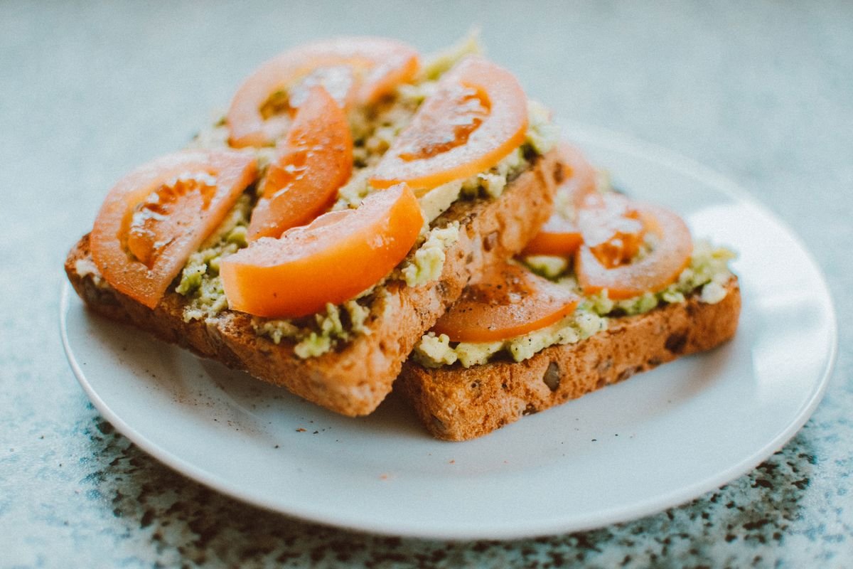 Pan integral con palta y tomate