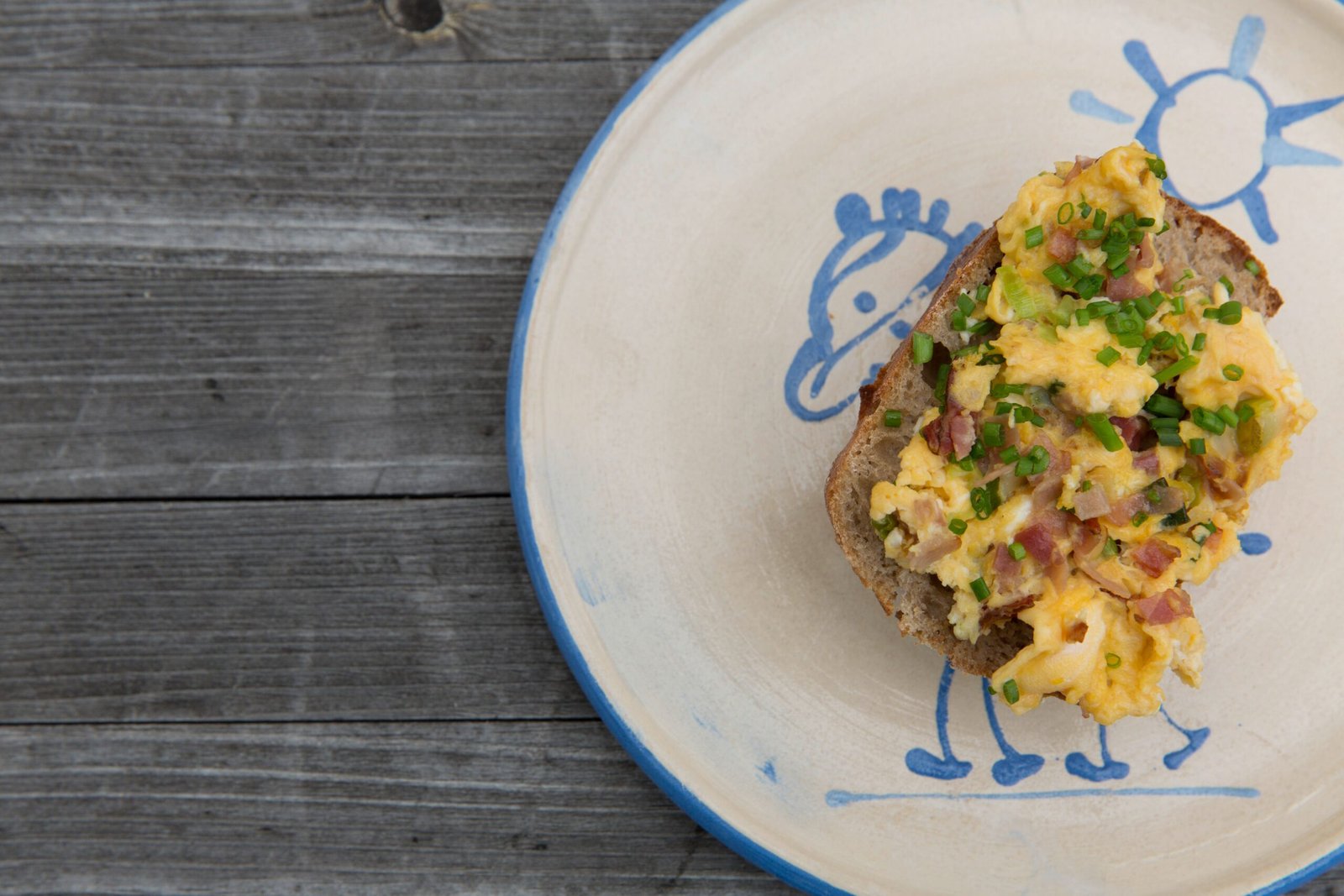 Huevos revueltos con jamon y tostadas