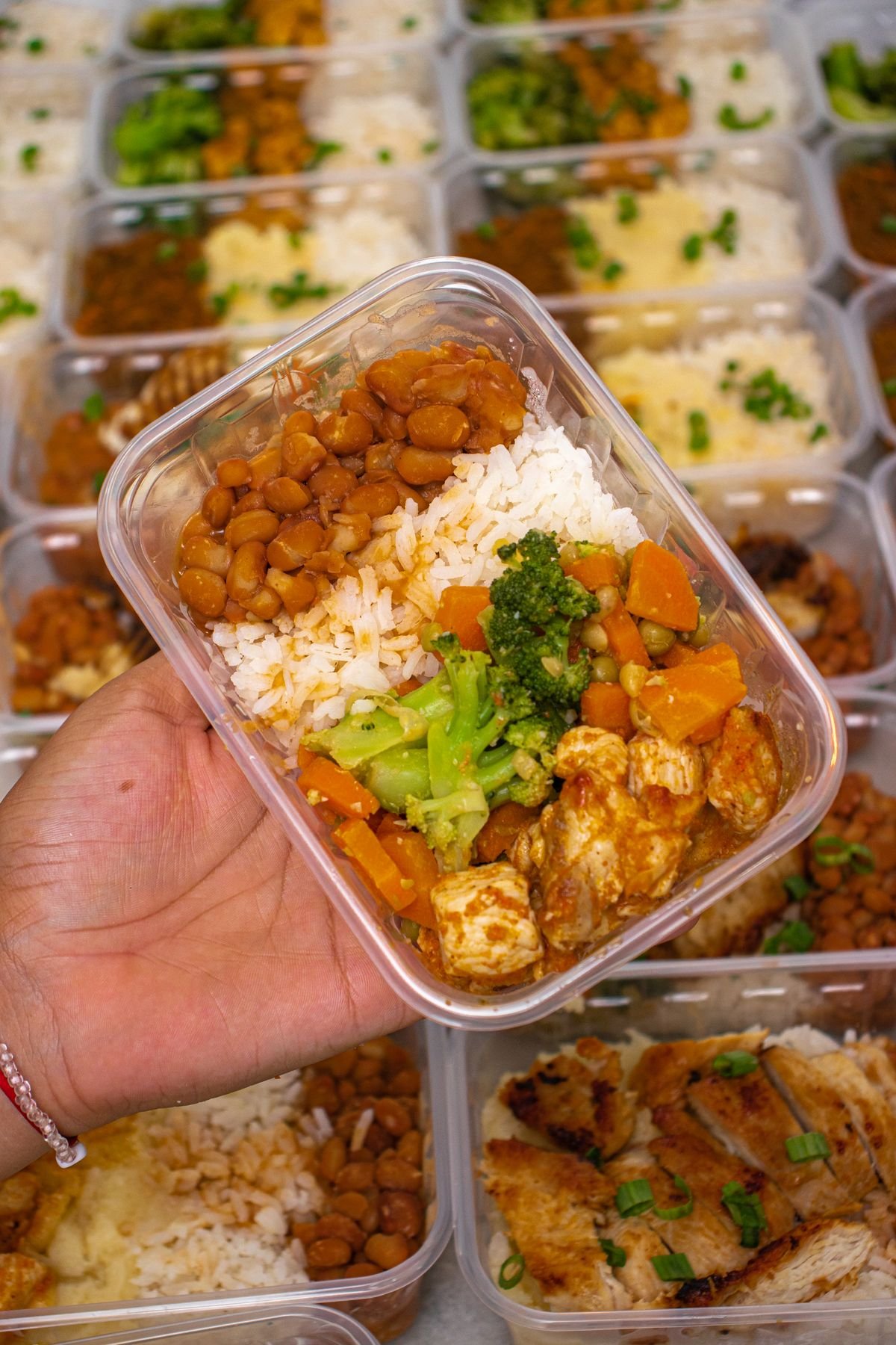 Vianda saludable con arroz, pollo y vegetales en recipiente