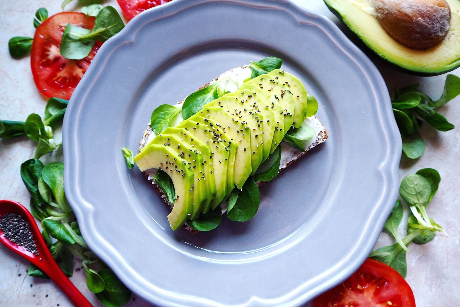Tostadas con palta, tomate y semillas