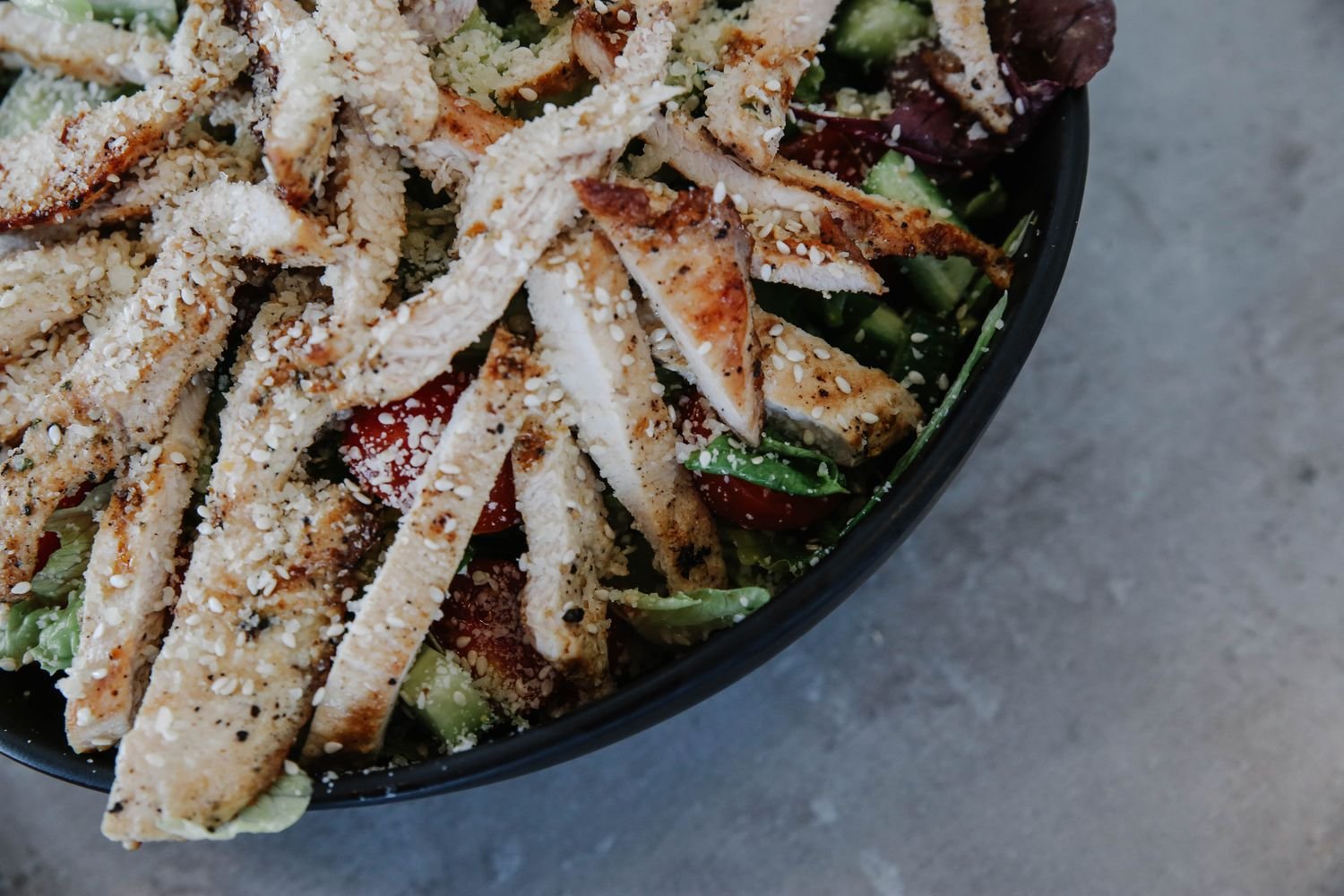 Suprema a la napolitana con ensalada
