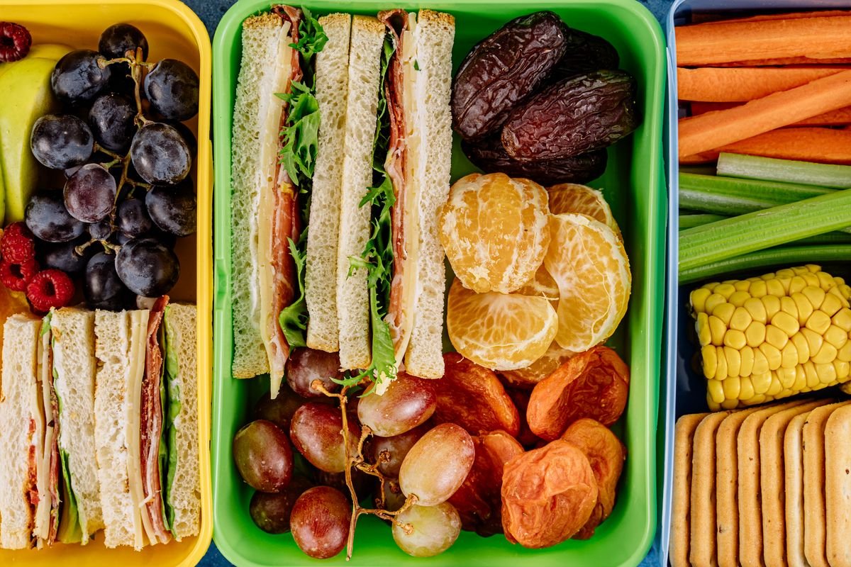 Lonchera saludable con sandwich, frutas y verduras para chicos