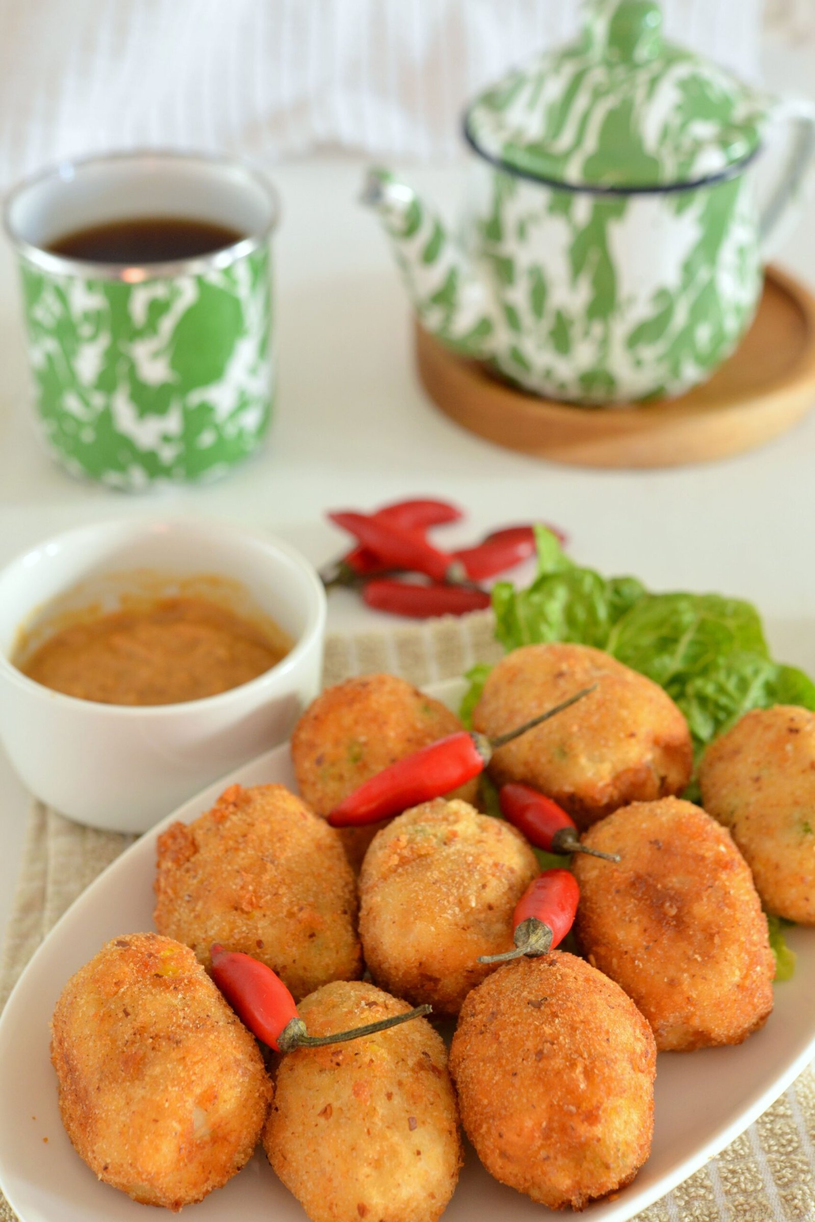 Croquetas de pollo y pure con ensalada