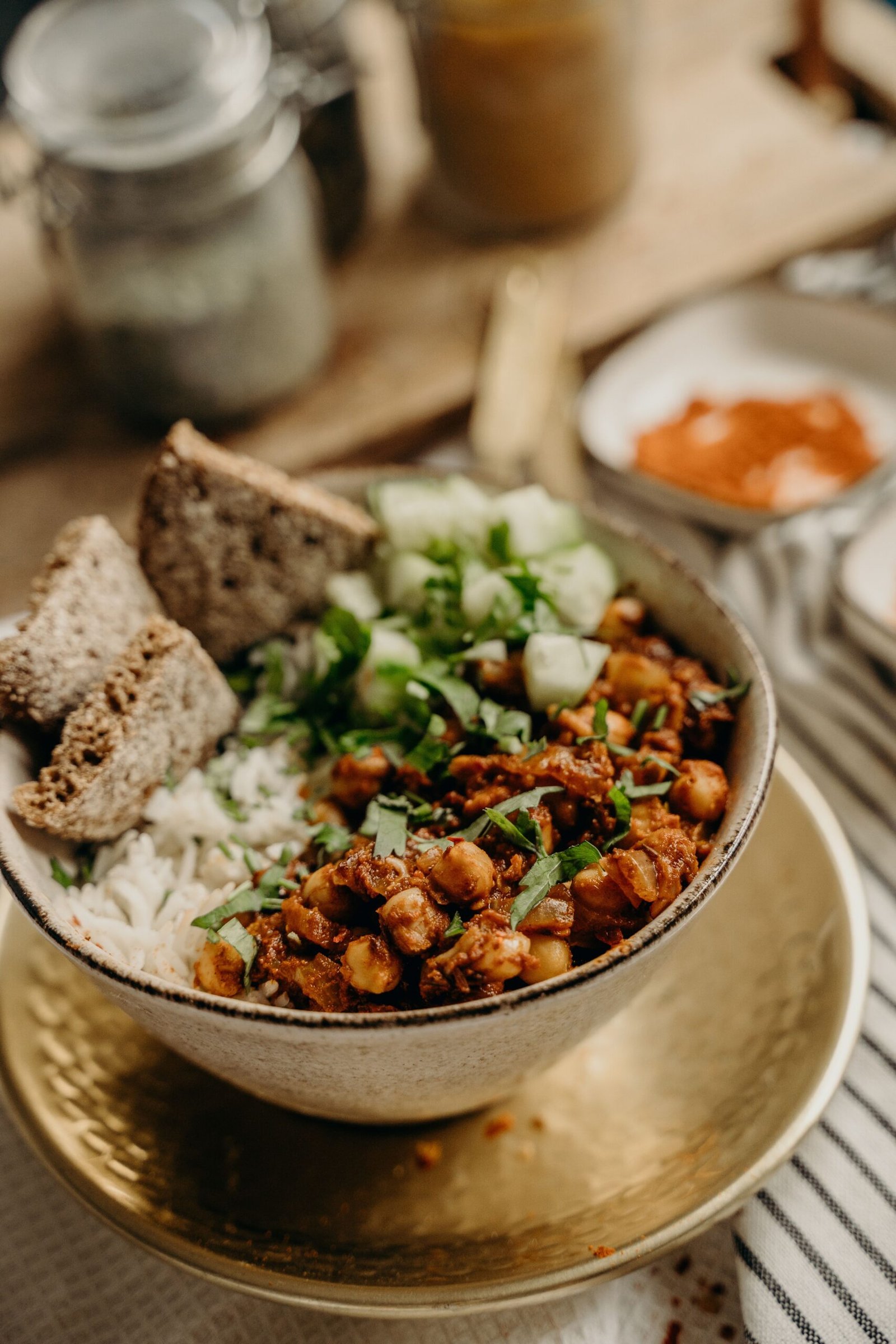 Bowl de arroz yamani con garbanzos y vegetales asados