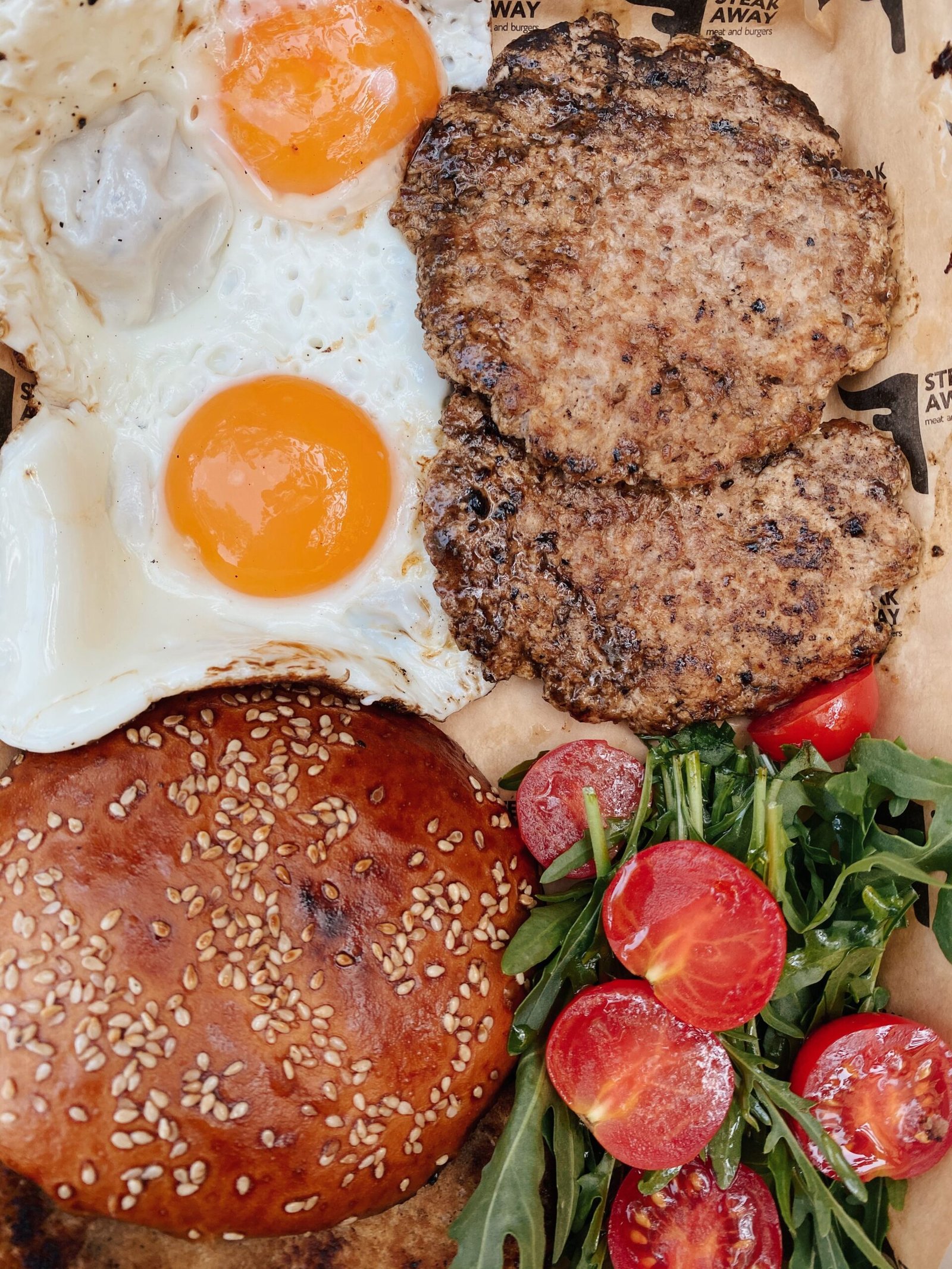 Hamburguesas de carne caseras con ensalada de rucula y tomate