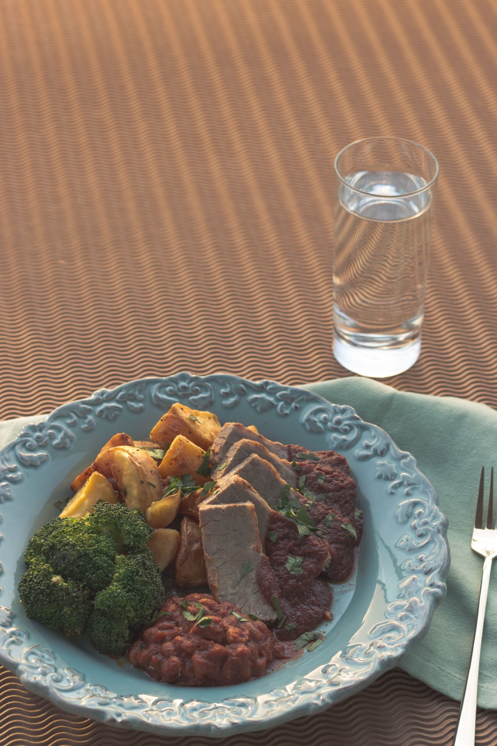Carne al horno con papas rusticas