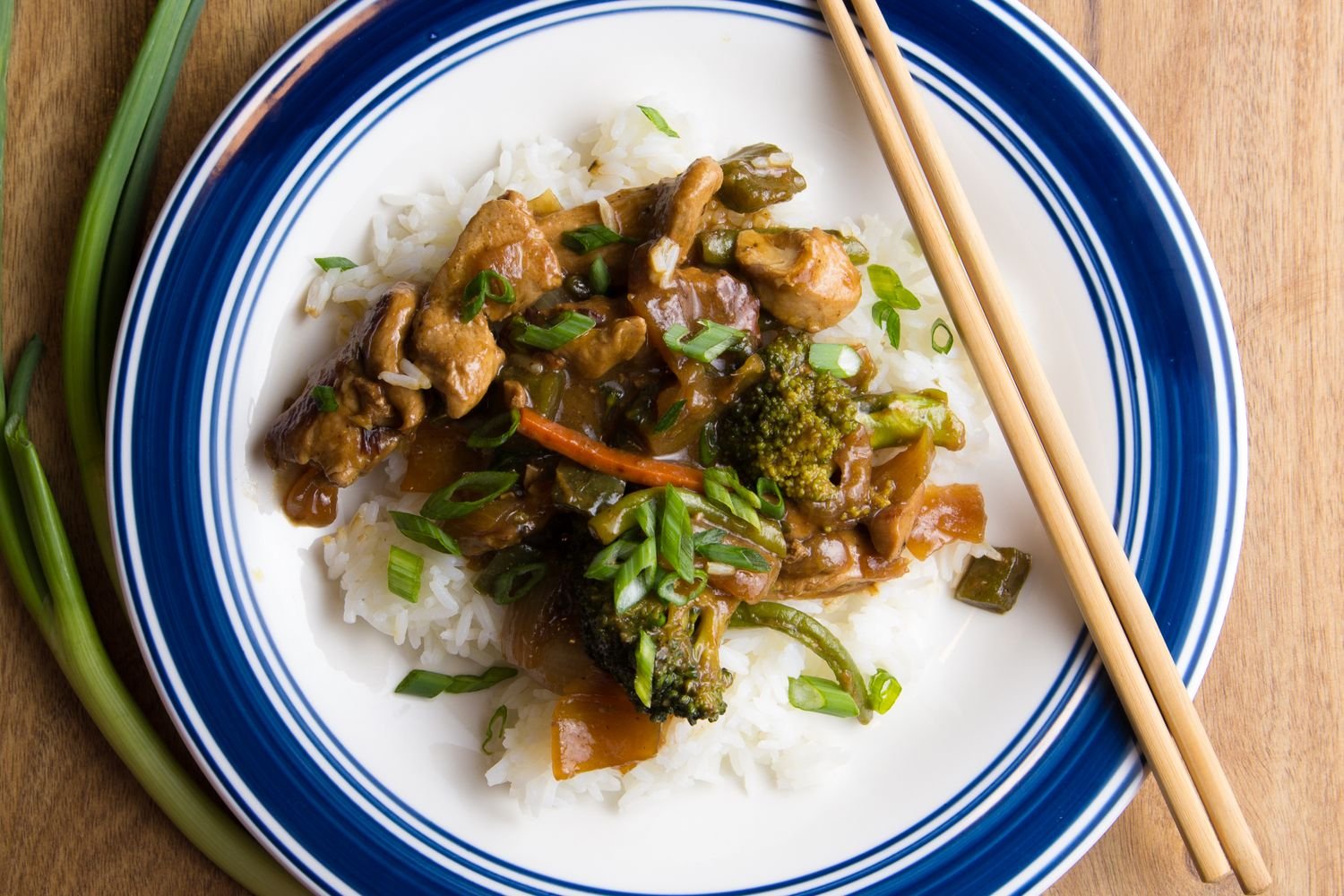 Pollo al wok con vegetales y salsa de soja